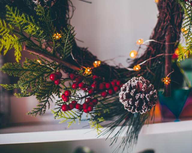 Build your own Christmas wreath!